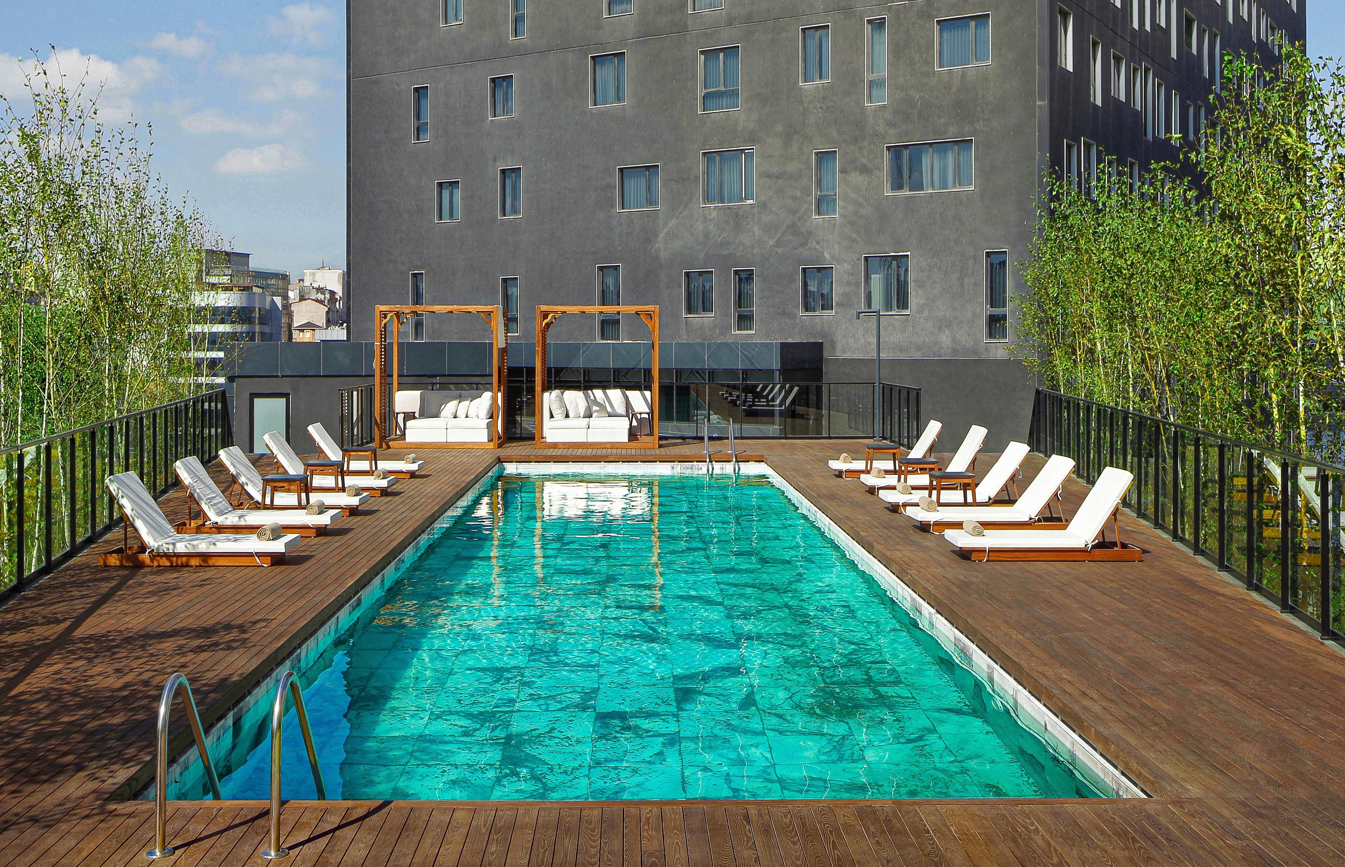 Wanda Vista Istanbul Hotel Bagian luar foto The hotel's rooftop pool