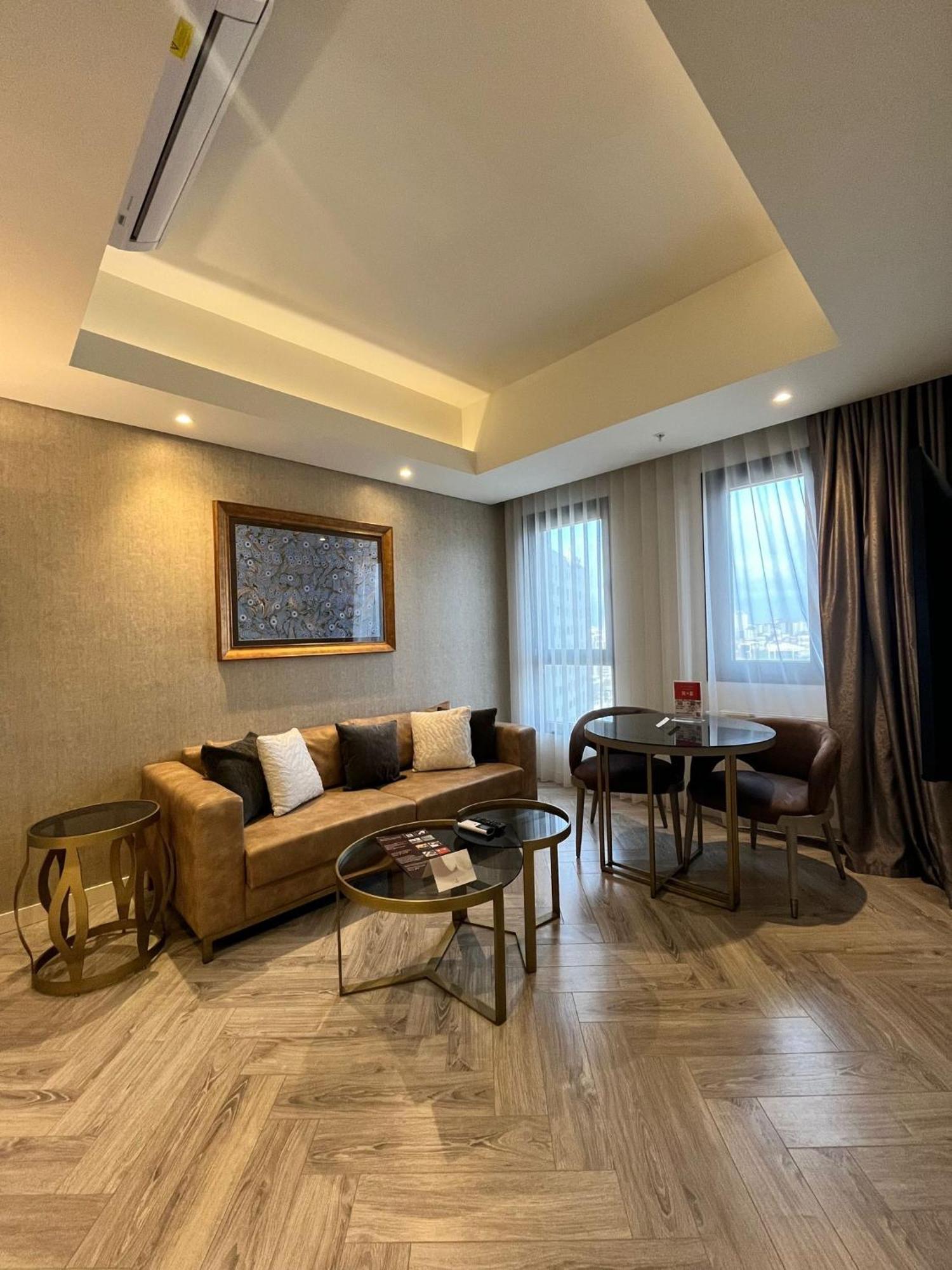 Wanda Vista Istanbul Hotel Bagian luar foto A living room in a suite at the hotel