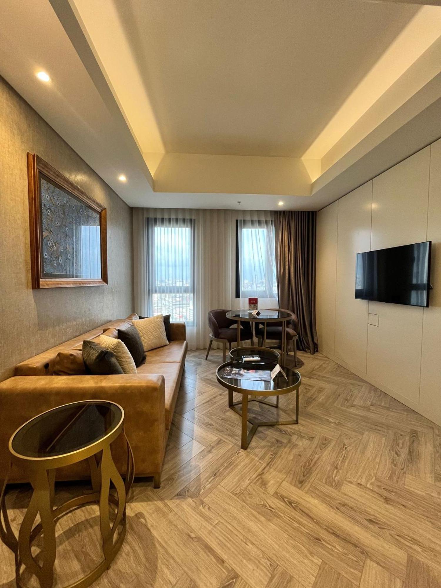 Wanda Vista Istanbul Hotel Bagian luar foto A living room in a 1-bedroom apartment at The Ritz-Carlton, Chengdu